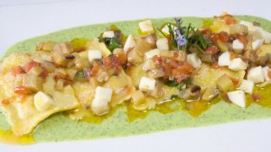 Ravioloni con ricotta e spinaci alla parmigiana su passatella di zucchine